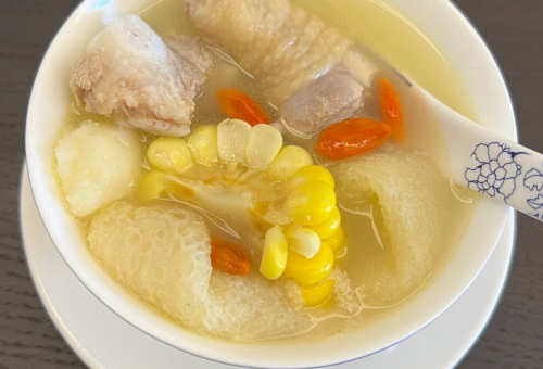 竹荪土鸡汤：滋补养身的美味汤品
