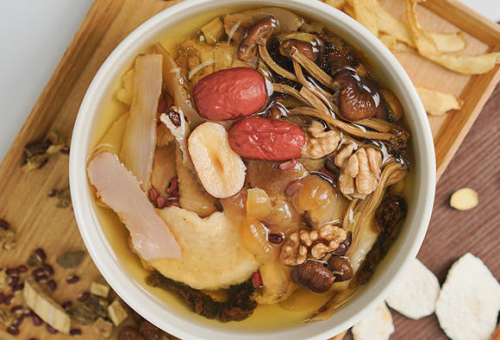 黄芪桂圆童子鸡：滋养身心的滋补药膳