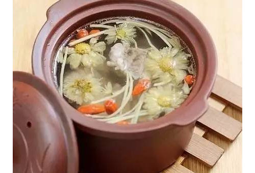 菊花枸杞排骨汤：春季清热滋补的养生药膳