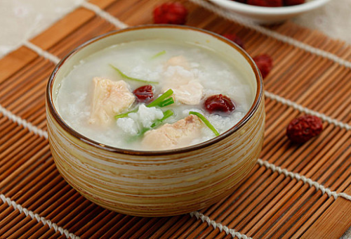 葱白红枣鸡肉粥：春季疏风散寒的养生药膳