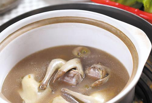 黄芪茯苓炖乳鸽：春季益气健脾的养生药膳
