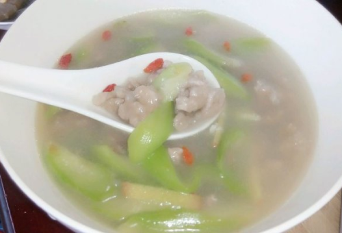人参莲肉汤：补气益脾，养心固肾的养生药膳