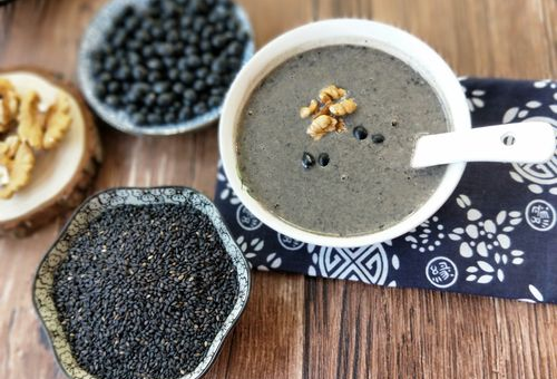 黑芝麻核桃黑豆粉：中医养生中的固发补肾与脑力提升秘籍