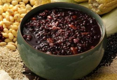 何首乌黑豆粥：中医养生食疗佳品，助力健康养生、情绪管理与老年人保健