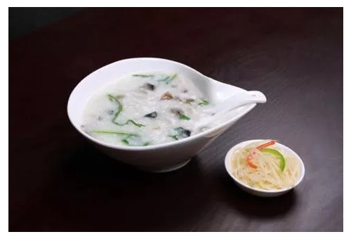 藿香佩兰粥：芳香化湿的养生珍品