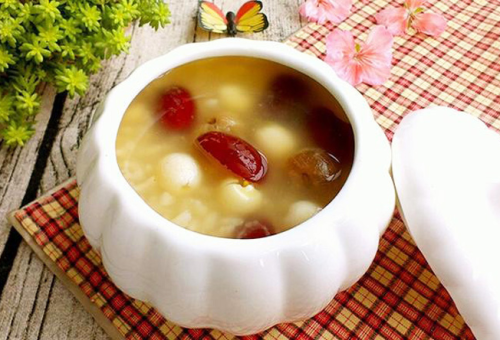 桂圆莲子芡实粥：养心安神、益肾固精的养生药膳