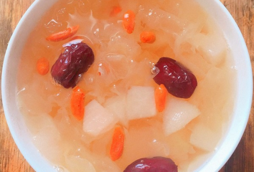银耳雪梨汤：滋润身心的养生佳饮