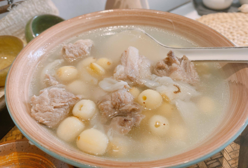 莲子百合瘦肉汤：滋养身心的养生靓汤